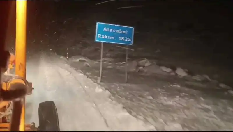 Antalya'da Beklenmedik Kar Sürprizi: Halkı Şaşkına Çevirdi!