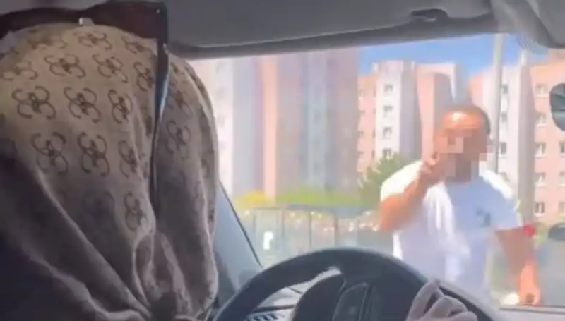 Trafikte Önünü Kesen Sürücü Camı Yumrukladı: O Anlar Güvenlik Kamerasında