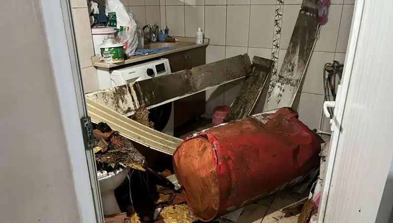 Ege Bölgesi'nde Fırtına Alarmı: Ağaçlar Devrildi, Caddeler Beyaz Kesti!