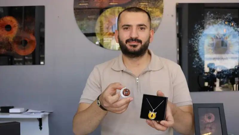 İris Fotoğraflarını Sanat Eserine Dönüştüren Yetenekli Sanatçı