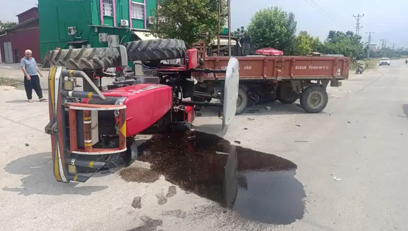 Otomobille Traktör Çarpıştı: 2 Kişi Yaralandı, Kaza Anı Güvenlik Kamerasında
