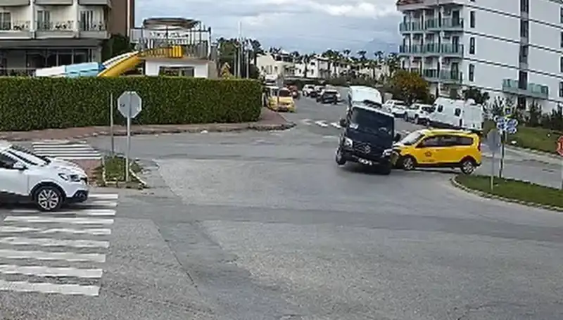 Kavşakta Feci Kaza: Minibüs ile Ticari Taksi Çarpıştı, Birçok Yaralı Var