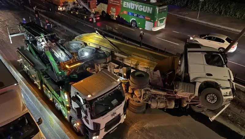 Moloz Yüklü Hafriyat Kamyonu Devrildi: İnşaat Alanında Korku Dolu Anlar
