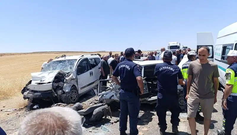 Otomobil ile Hafif Ticari Araç Çarpıştı: Korkunç Kazada 4 Ölü, 1 Yaralı