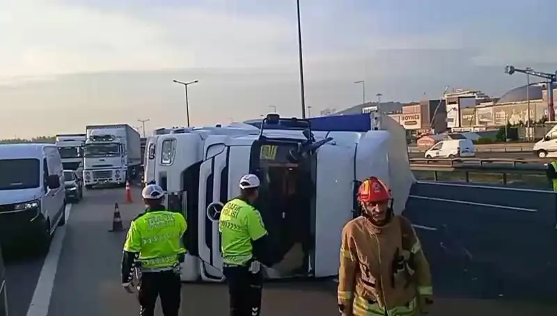 Pendik TEM Otoyolu'nda TIR Devrildi: İstanbul'da Trafik Çileye Döndü