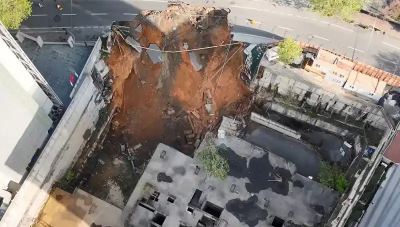 Sarıyer'de Feci Yol Çökmesi: Cadde Traffikte Kaçırılmaması Gerekenler