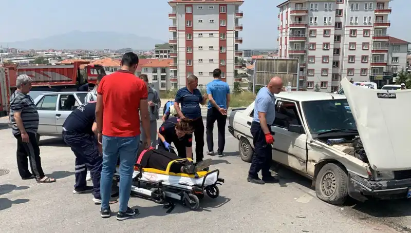 Kavşakta Feci Kaza! İki Kişi Yaralandı, Panik Hüküm Sürdü
