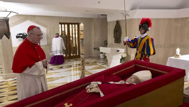 Papa'nın Tabuttaki Fotoğrafları Yayınlandı: Duygusal Anlar ve Anlam Derinliği