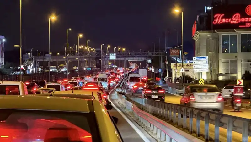 Yenibosna Metrobüs Yaya Üst Geçidi Yenileniyor: Proje Hakkında Bilmeniz Gerekenler