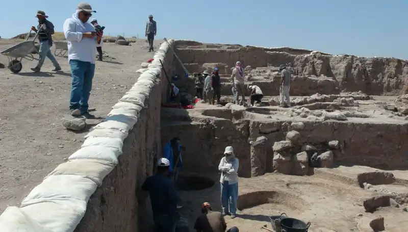 Kilis Oylum Höyük’te Sıcak Havanın Zorluklarına Rağmen Kazı Çalışmaları Devam Ediyor