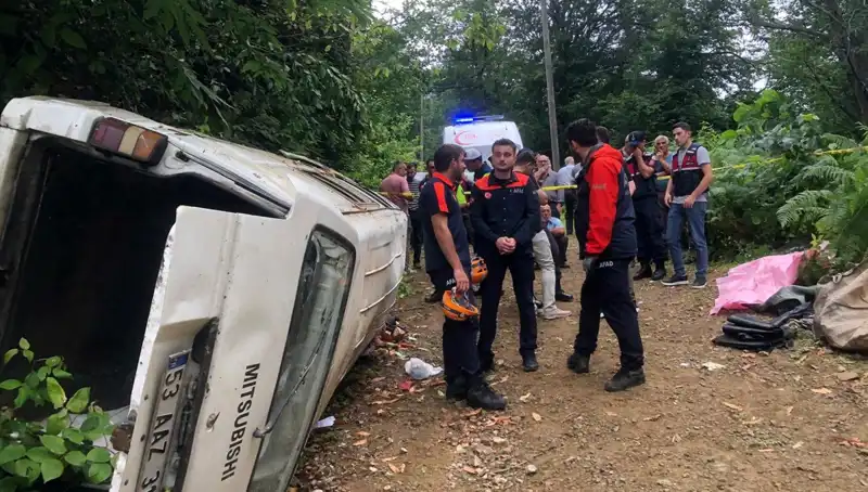 Rize’de Minibüsün Yamaçtan Yuvarlanması: İki Ölü, Üç Yaralı Korkunç Kaza!