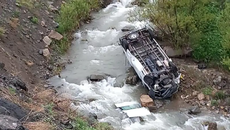 Hakkari'de Minibüs Devrildi: Derede Can Pazarı Ortaya Çıktı