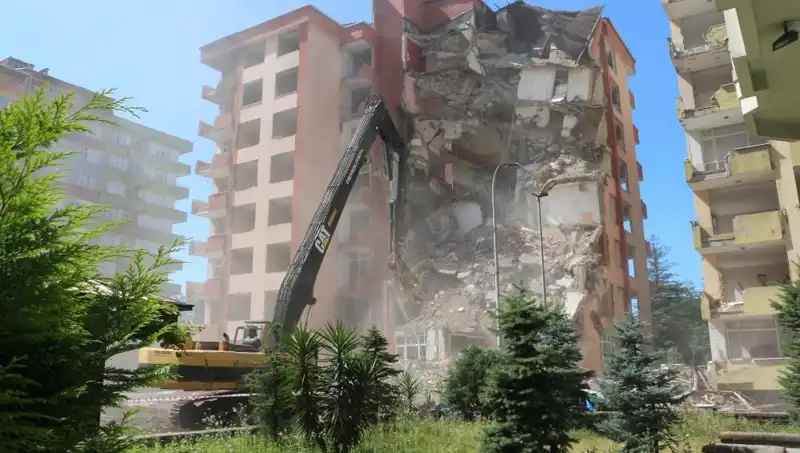 Dalgalar Korkuttu: İki Bina Yıkıma Hazır Hale Geldi