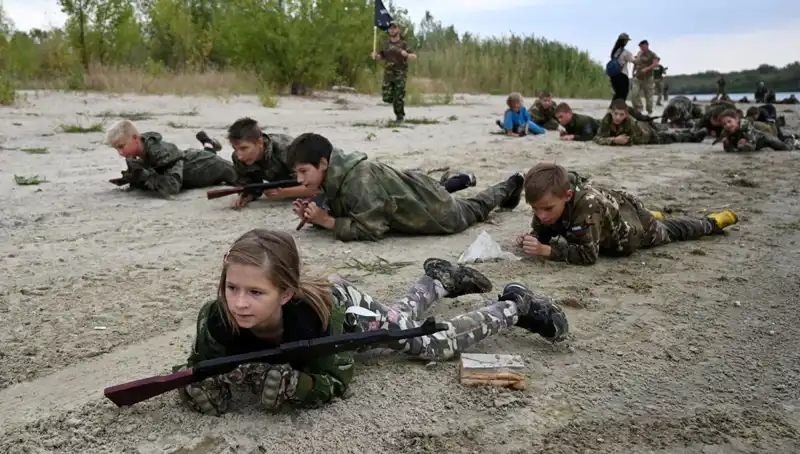 Rusya'daki Çocuk Askerler: 8 Yaşındaki Savaşçılar Askeri Eğitimde Neler Yaşıyor?