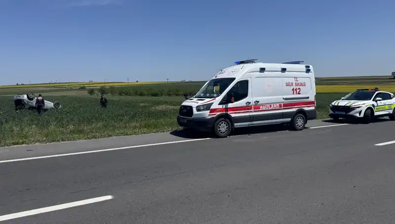 Edirne'de Devrilen Otomobilde Şok Edici Kaza: Sürücü ve Eşi Yaralandı