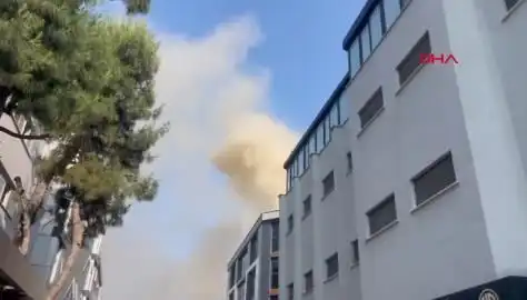 İstanbul'da 4 Katlı İş Merkezinde Çıkan Yangın Herkesi Korkuttu
