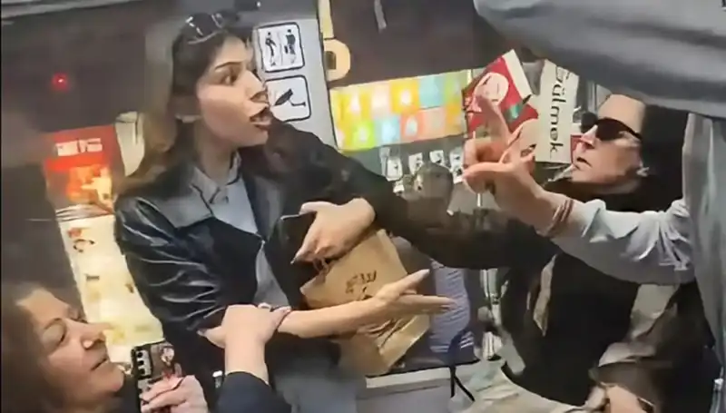 Tramvayda Kadınlar Arasında Yıldızlı Kavga: Tekme ve Küfürler Havada Uçuştu!
