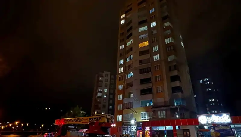Apartmanın Çatısına Yıldırım Düştü: O Anlar Kameralarda