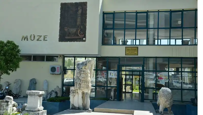 Çöpe Atılan Biletler: İki Müzecinin Hapis Cezası Duygusal Anlatım