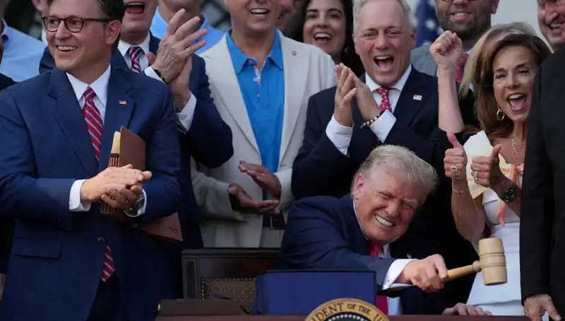 Donald Trump, Yeni "Büyük, Güzel Yasa Tasarısı"nı İmzaladı: Değişim Rüzgarları Estiriyor