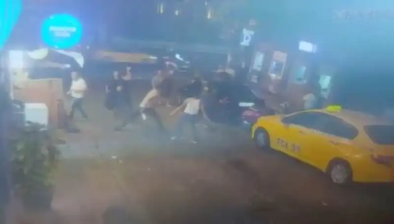 Beyoğlu'nda Gece Yarısı Laf Atma Kavgası: Kanlı Sonuçlar