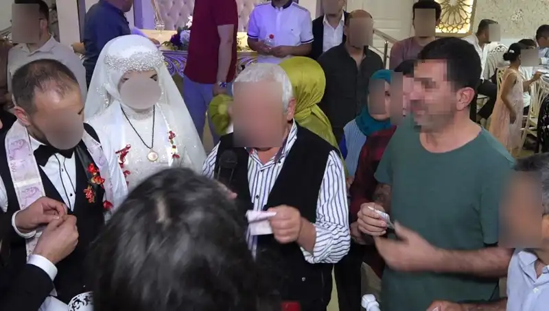 Davetsiz Misafir Düğün Pastasını Yedi, Takıları Çaldı!