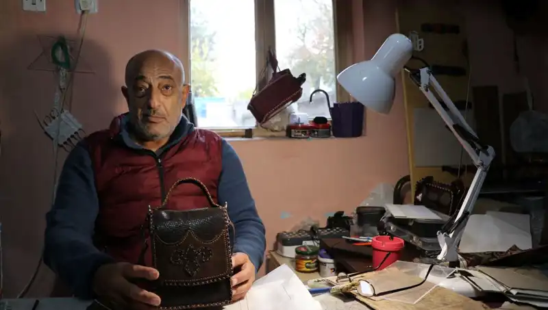 58 Yaşındaki Depremzede Kadın, El Yapımı Çantalarla Hayata Tutunuyor