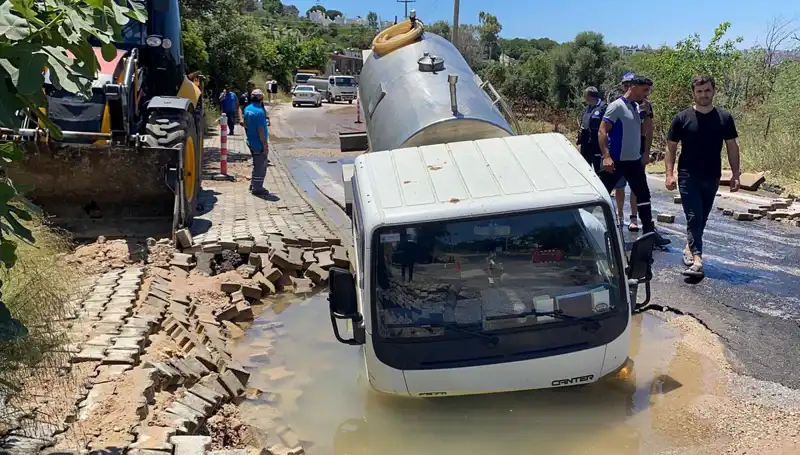 Bodrum'da Su Hattı Patladı, Tanker Çukura Düşerek Büyük Soruna Yol Açtı
