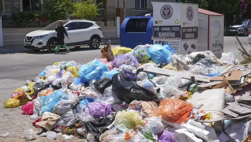 İzmir'de Çöp Yığınları Altyapıyı Tehdit Ediyor: Çözüm Süreci Ne Olacak?