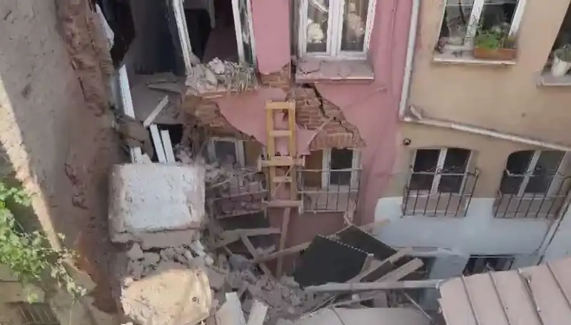 İstanbul'da Üç Katlı Binanın Balkonu Çöktü, Şans Eseri Can Kaybı Olmadı