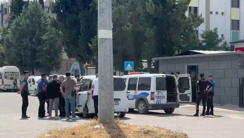 Adliye Önünde Düşman Ailelerin Kavgası: 5 Yaralı, 7 Gözaltı