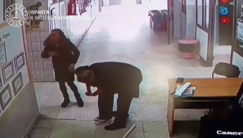 İlkokulda Şok An: Öğretmen Heimlich Manevrası ile Öğrencisini Kurtardı!