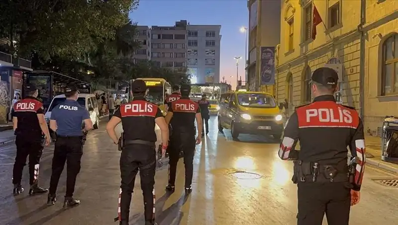 İstanbul'un Kalbinde Asayiş Operasyonu: 4 Saatte Yüzlerce Gözaltı