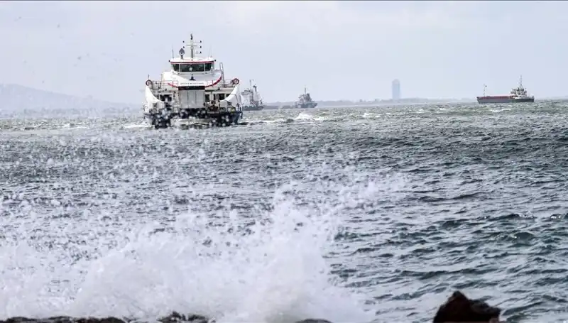 İzmir'de Fırtına Uyarısı: Vapur Seferleri Güvenlik Sebebiyle İptal Edildi