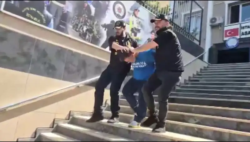 Ümraniye'de 600 Bin Liralık Gasp Operasyonu: Kız Arkadaşlarına Bilezik Alırken Yakalandılar!