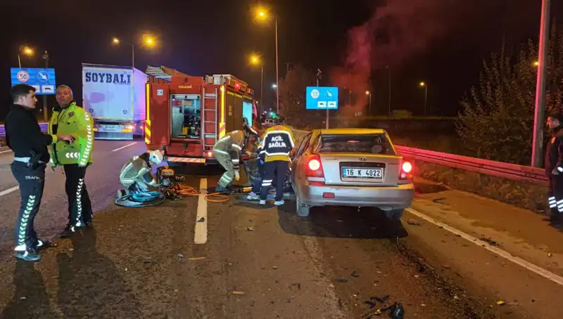 Kamyona Arkadan Çarpan Sürücü Hastaneye Kaldırıldı, Durumu Ciddi