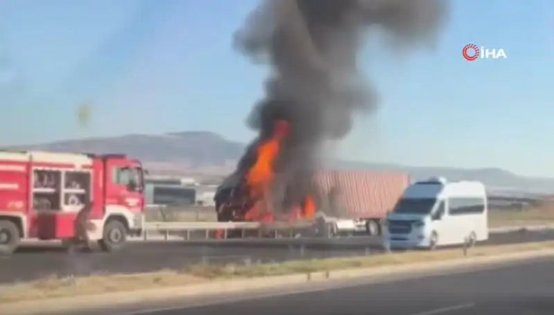 Ankara’da TIR Yangını: Yol Kapatıldı, Trafik Felç Oldu