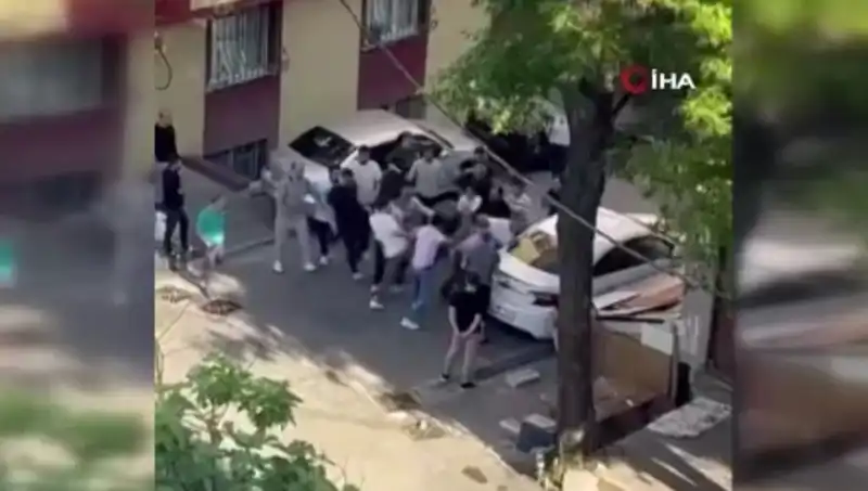 Zorla Kapıları Aşmaya Çalışan Madde Bağımlısına Duyarsız Mahallelinin Cevabı