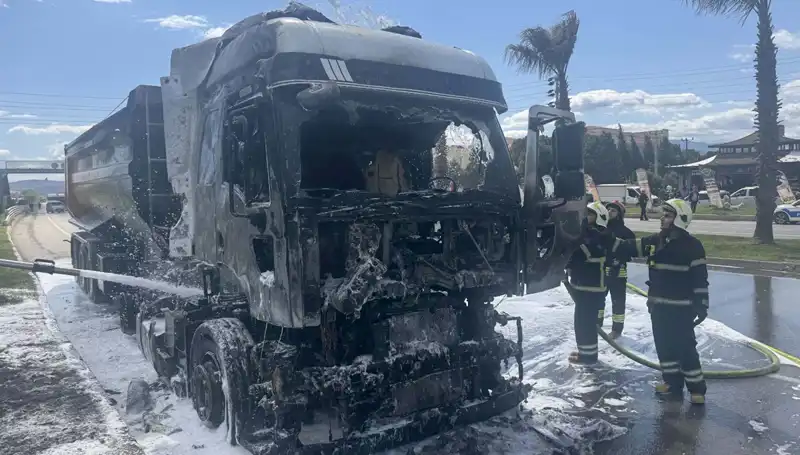 Kum Yüklü TIR'da Büyük Yangın: İtfaiye Ekipleri Müdahale Etti