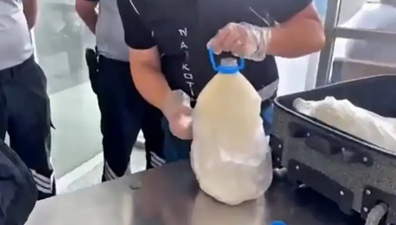 Havalimanında Şok: Süt Şişesinde 12 Kilogram Uyuşturucu Ele Geçirildi