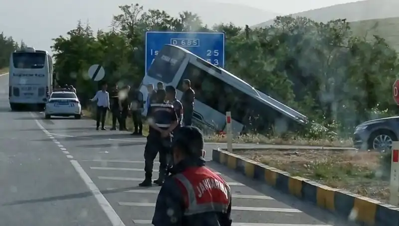 Isparta'da Feci Kaza: Tur Otobüsü ile Yolcu Otobüsü Çarpıştı!