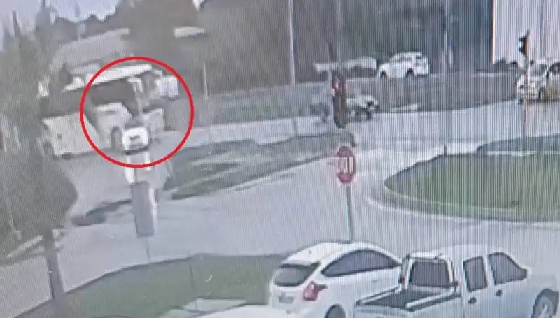 Kırmızı Işıkta Durdu, Yolcu Otobüsü Çarpınca Korku Dolu Anlar Yaşandı