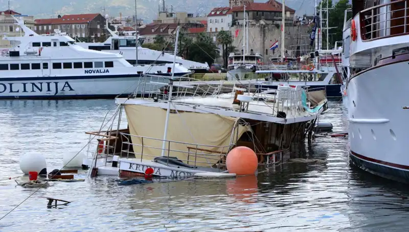 Hırvatistan'da Şiddetli Yağış ve Fırtına: Feribotun Çarpması Sonucu Gemi Battı!