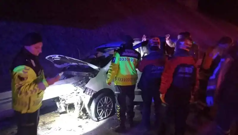 Bariyer Otomobile Saplandı: 4 Kişi Yaralandı, Kazanın Ayrıntıları Şaşkınlık Yarattı