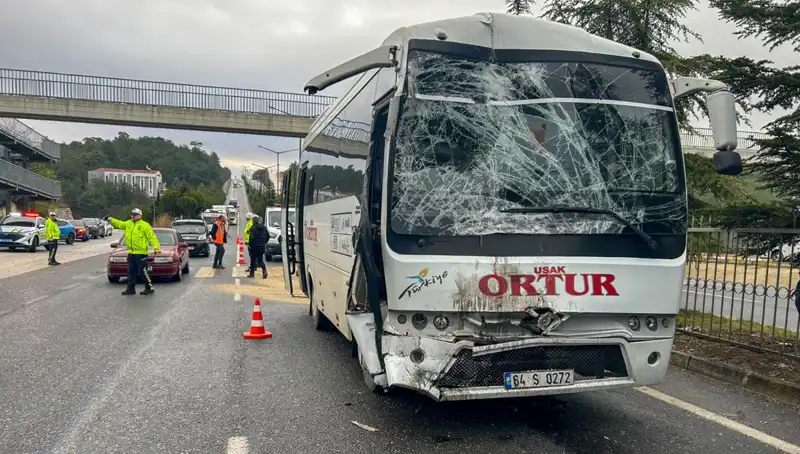 Uşak'ta Feci Kaza: İki İşçi Servisi Çarpıştı, Yaralılar Hastaneye Kaldırıldı!