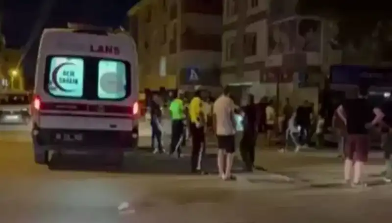 Alkollü Herkesi Tedirgin Etti: Sürücü, Tartıştığı Yayaları Kamyonetiyle Ezdi