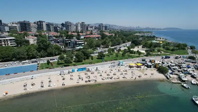İstanbul'da Sıcak Hava Dalgası: Caddebostan Sahili Dolup Taştı