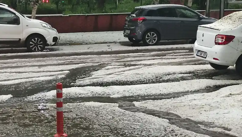 Ardahan'ı Bembeyaz Yapan Dolu: Şehirde Yaşanan Anlar