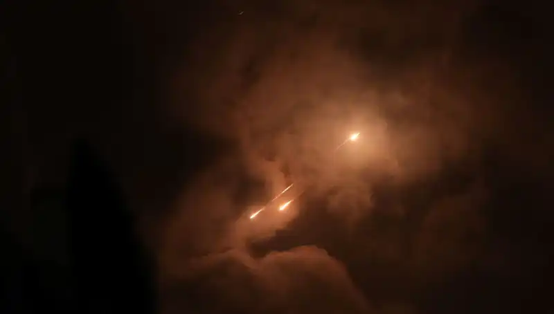 İran’ın Gece Saldırıları: Füzelerin Ateşlenme Saati Neden Önemli?