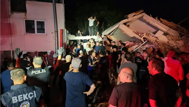 Balıkesir Sındırgı'da Şiddetli Deprem: Can ve Mal Kaybı Yaşandı